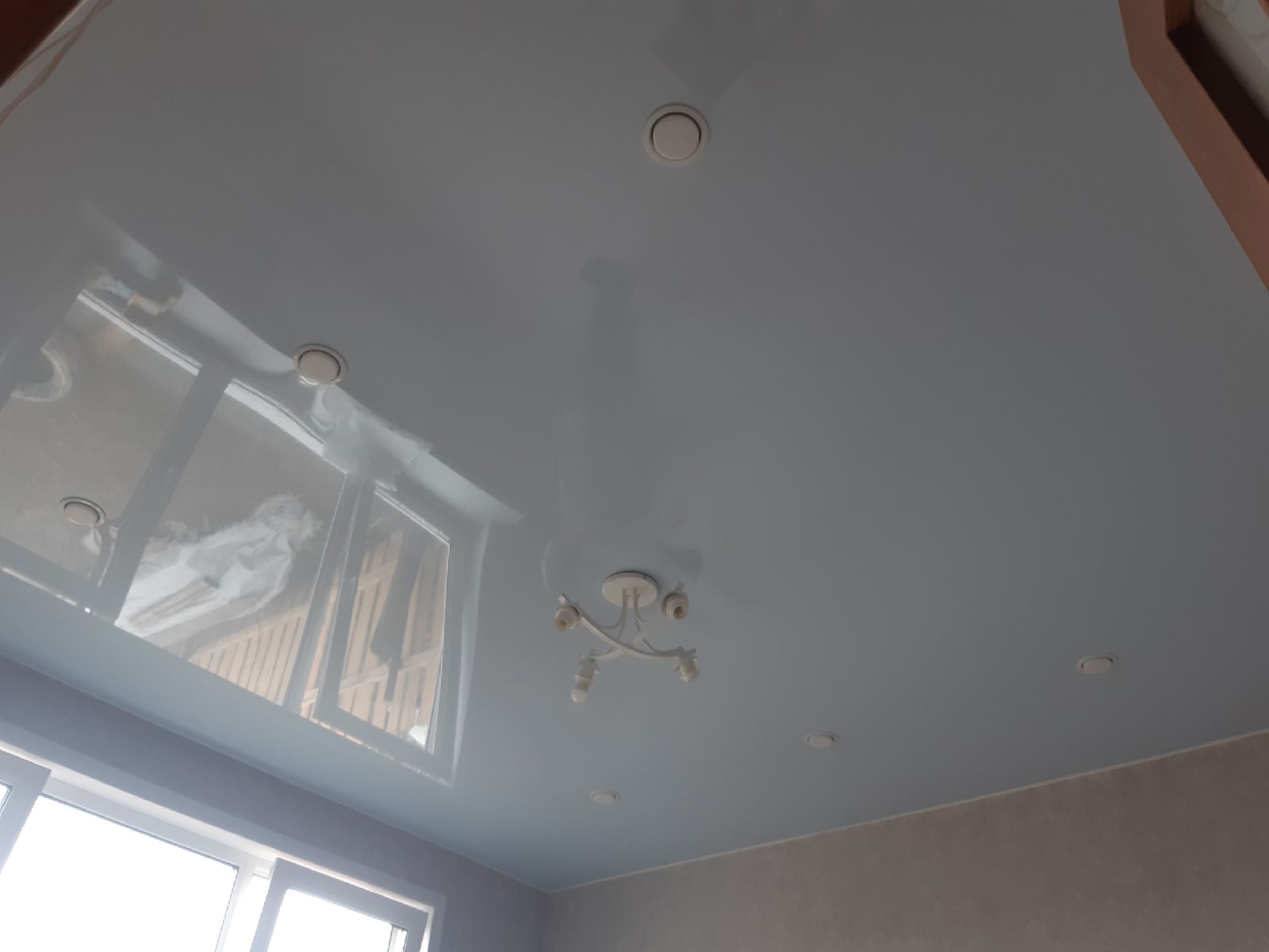 Глянцевый цветной потолок в комнате фото Кострома