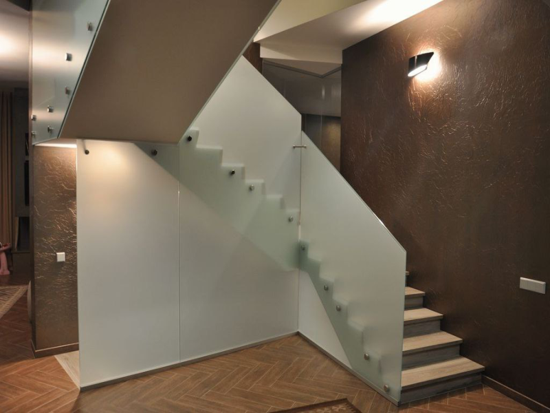 матовое стекло на лестнице