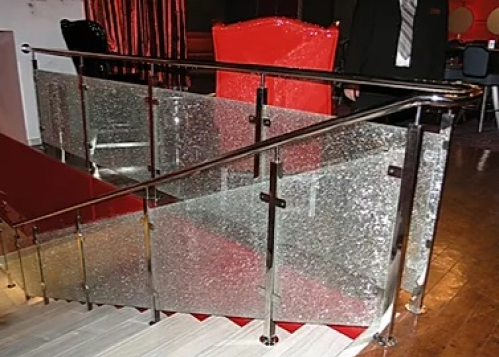 Ограждения с “битым стеклом” на  стойках из нержавеющей сталии поручнем