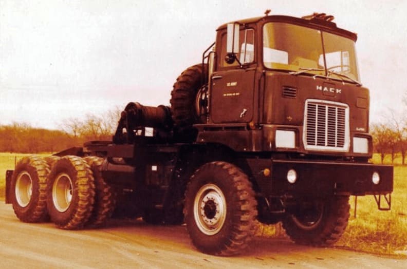 Эвакуатор MACK F900, тягач