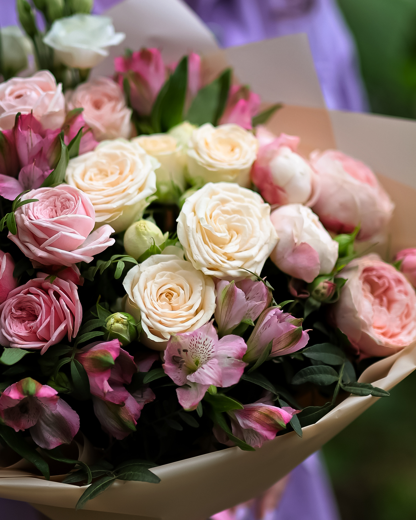 Летний букет цветов с розами разных сортов