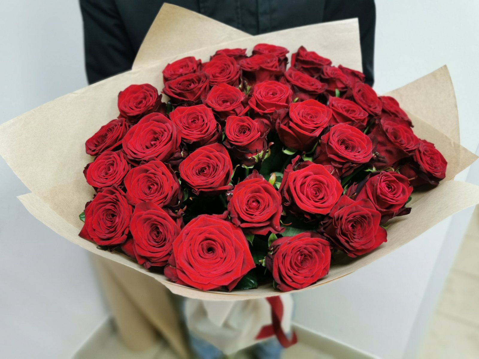 Большой букет с красными розами в упаковке