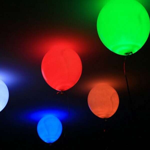 Разноцветные  шары с белыми мелькающими светодиодами