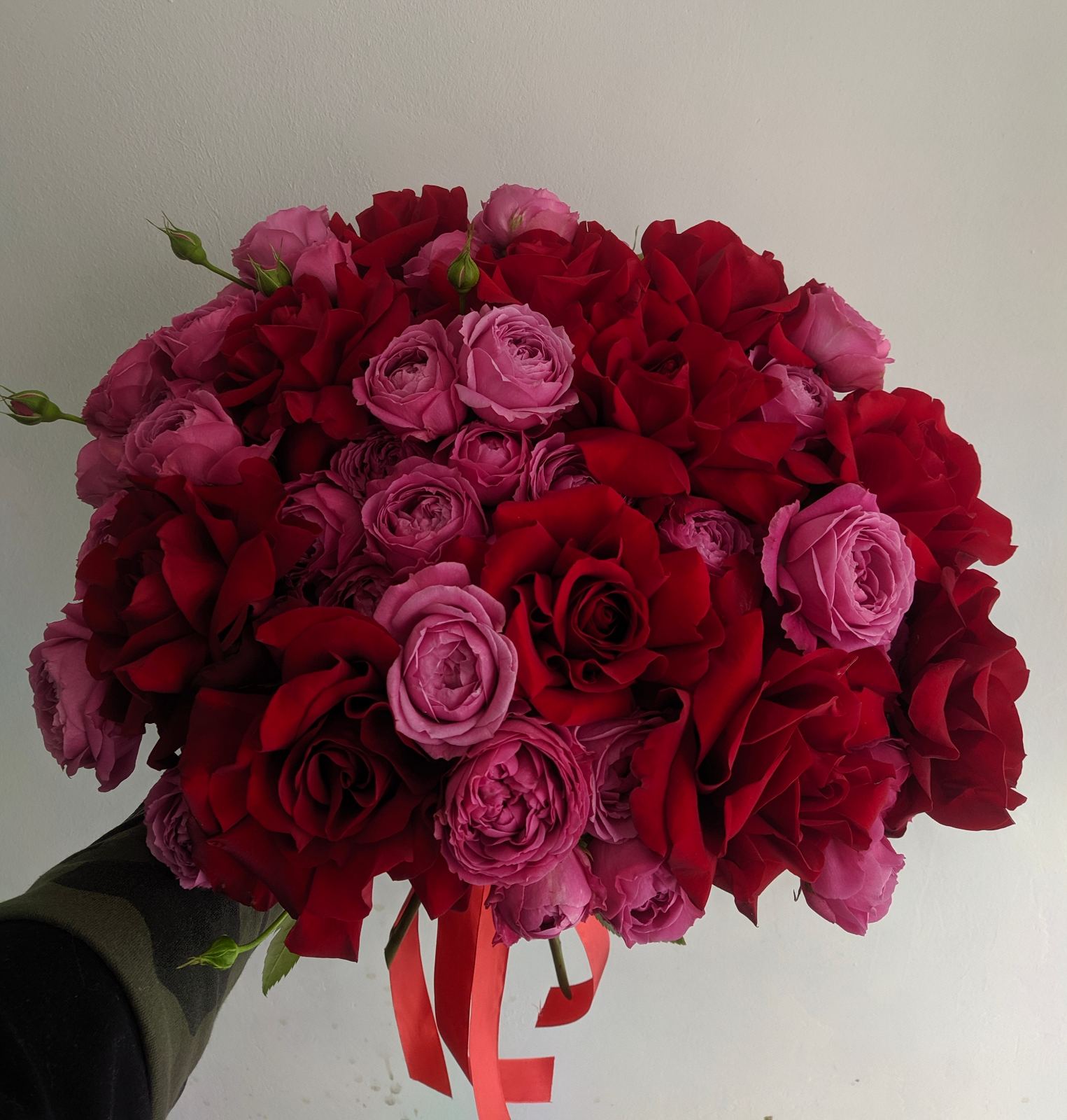Букет с пионовидными розами Мисти Баблс и Софи Лорен