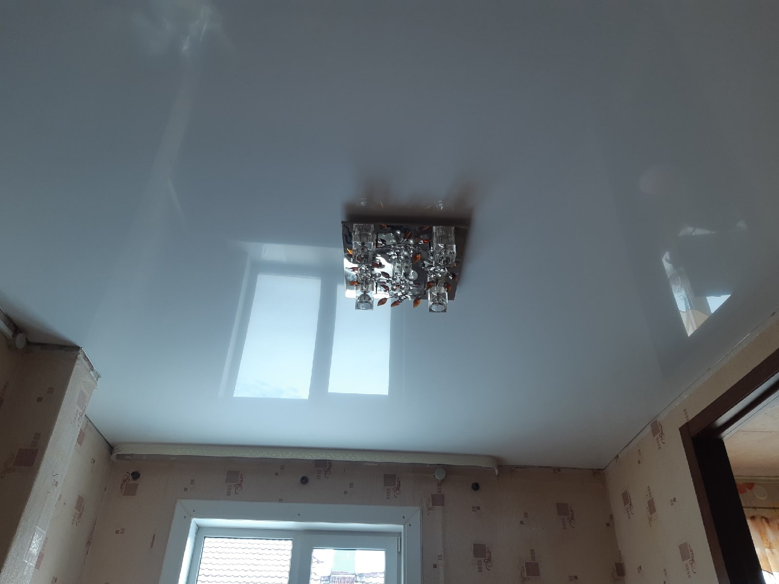 Глянцевый потолок в комнате фото Кострома