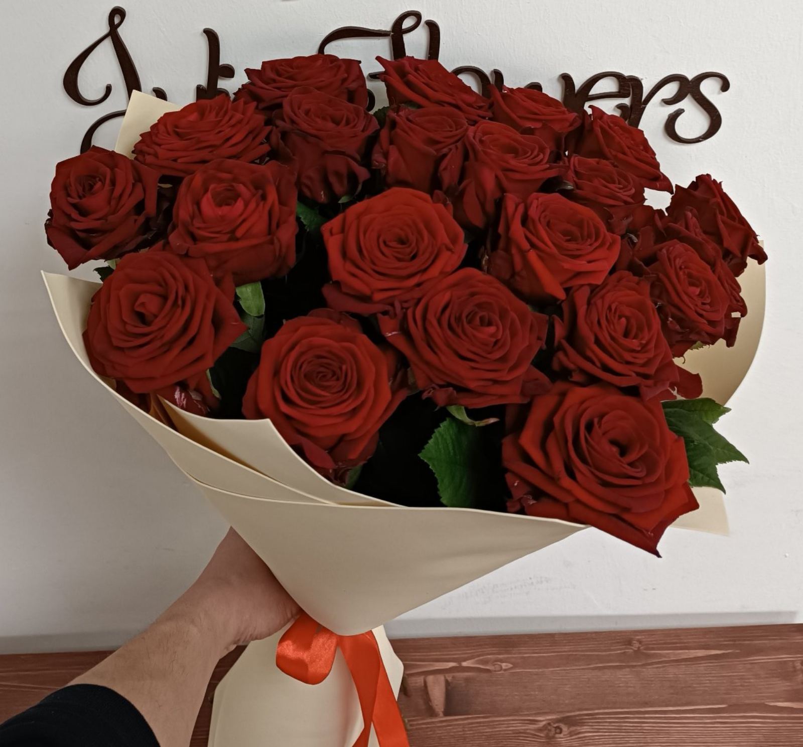 Красивый букет с красными розами в упаковке