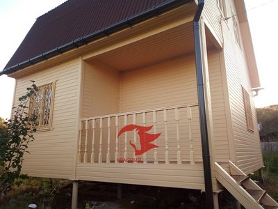 Покраска двухэтажного каркасного дома снаружи  в молочный цвет фасадной краской Sterling  описание и цена