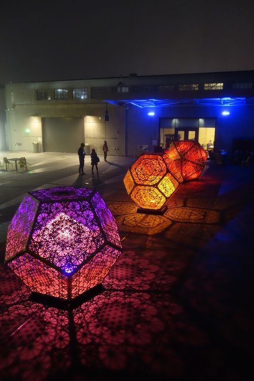 Светящийся арт-объект в виде кубов