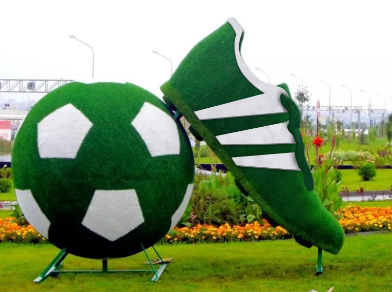 Зеленая скульптура футбол