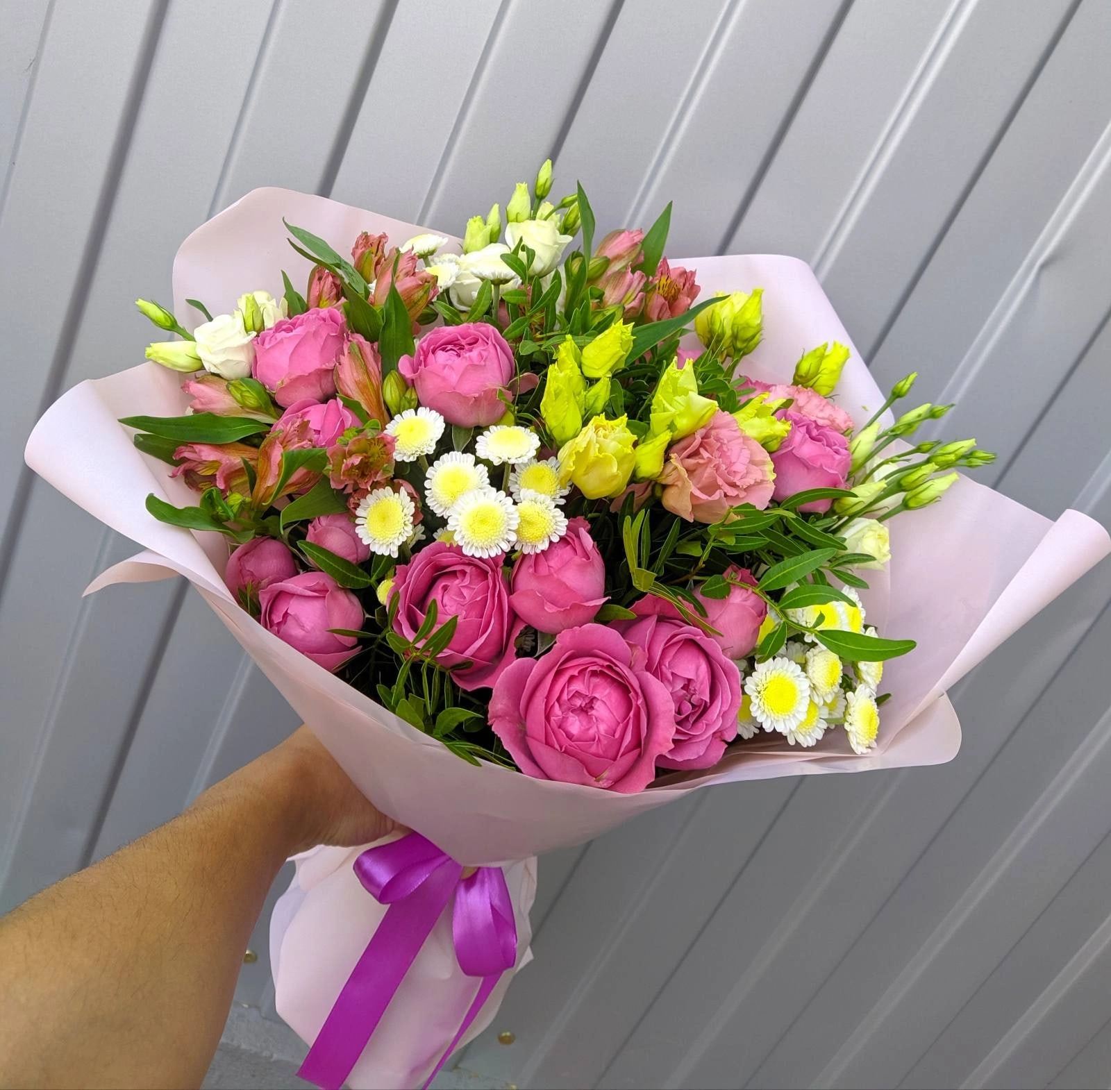 Букет с розами бомбастик в нежно-розовой упаковке