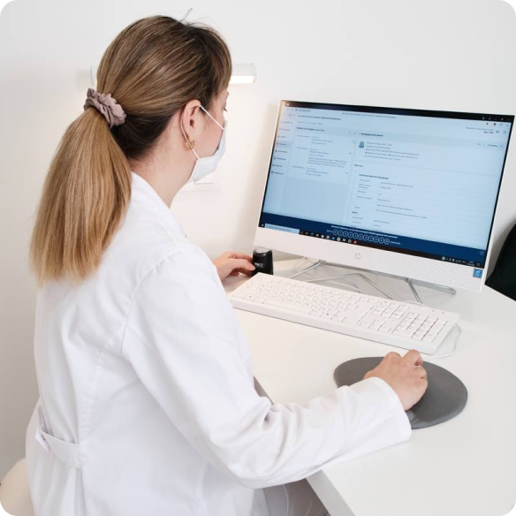 Изображение девушки перед компьютером в клинике Миллениум