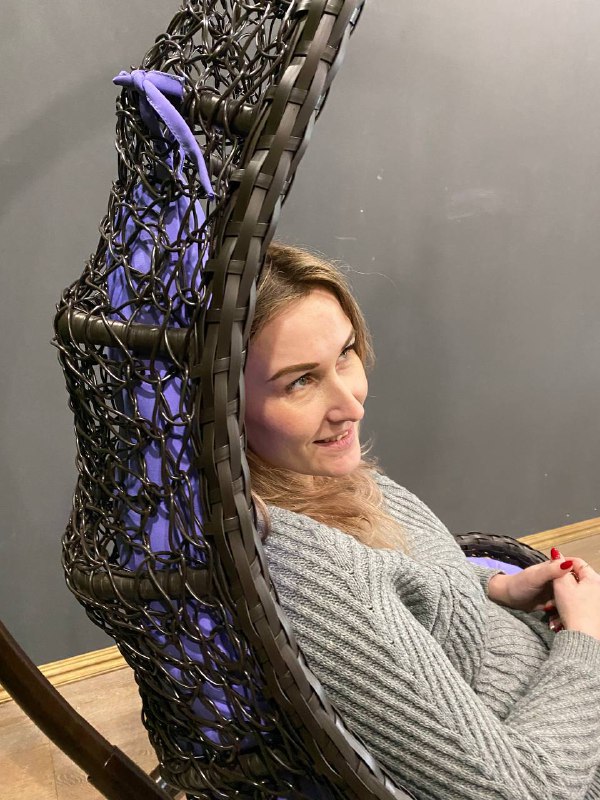 Демонстрация профильного вида подвесного кресла Лепесток ПРЕМИУМ цвет коричневый с сиреневыми подушками
