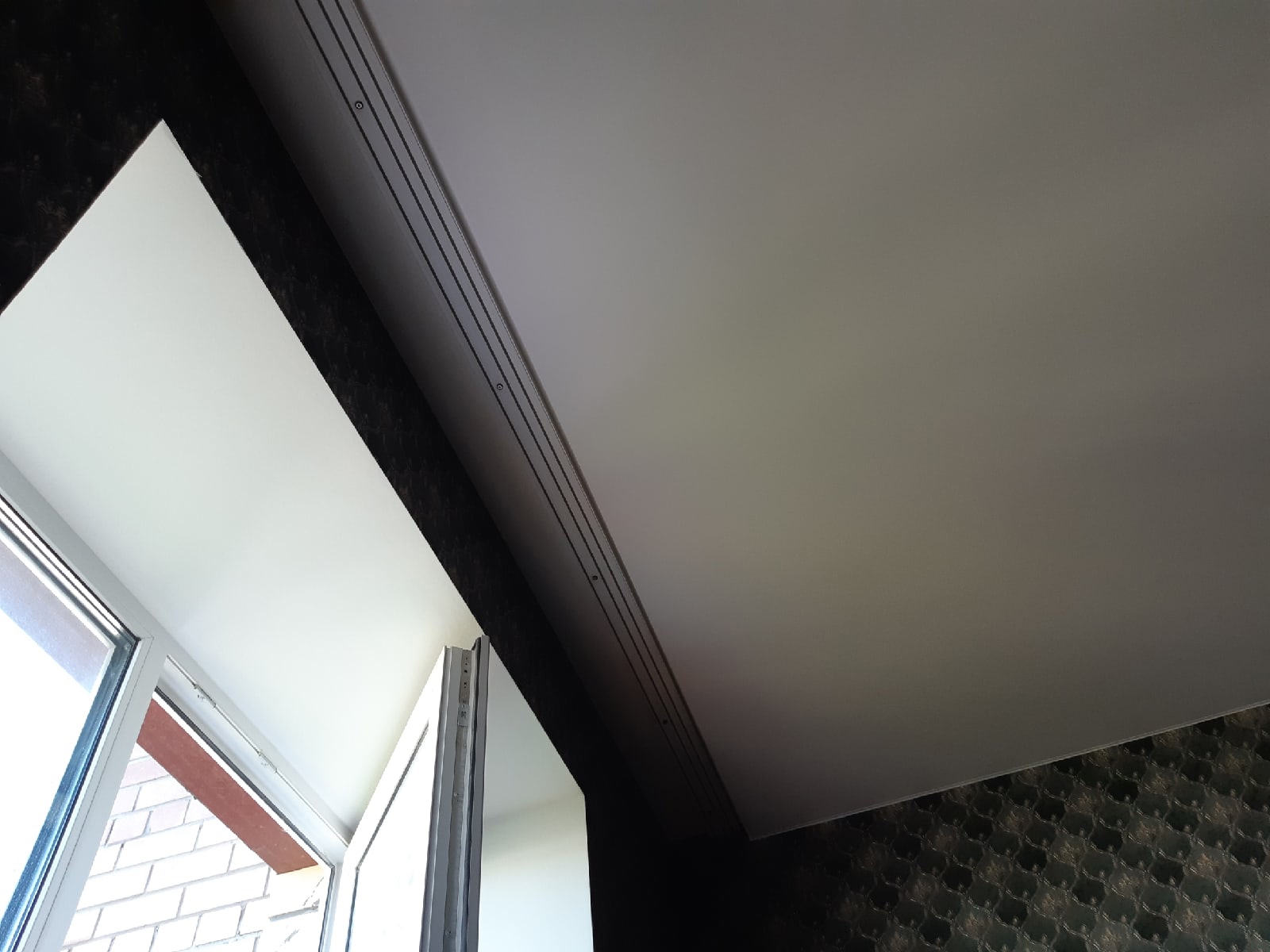 Потолок белый сатин в комнате с потолочной нишей Кострома