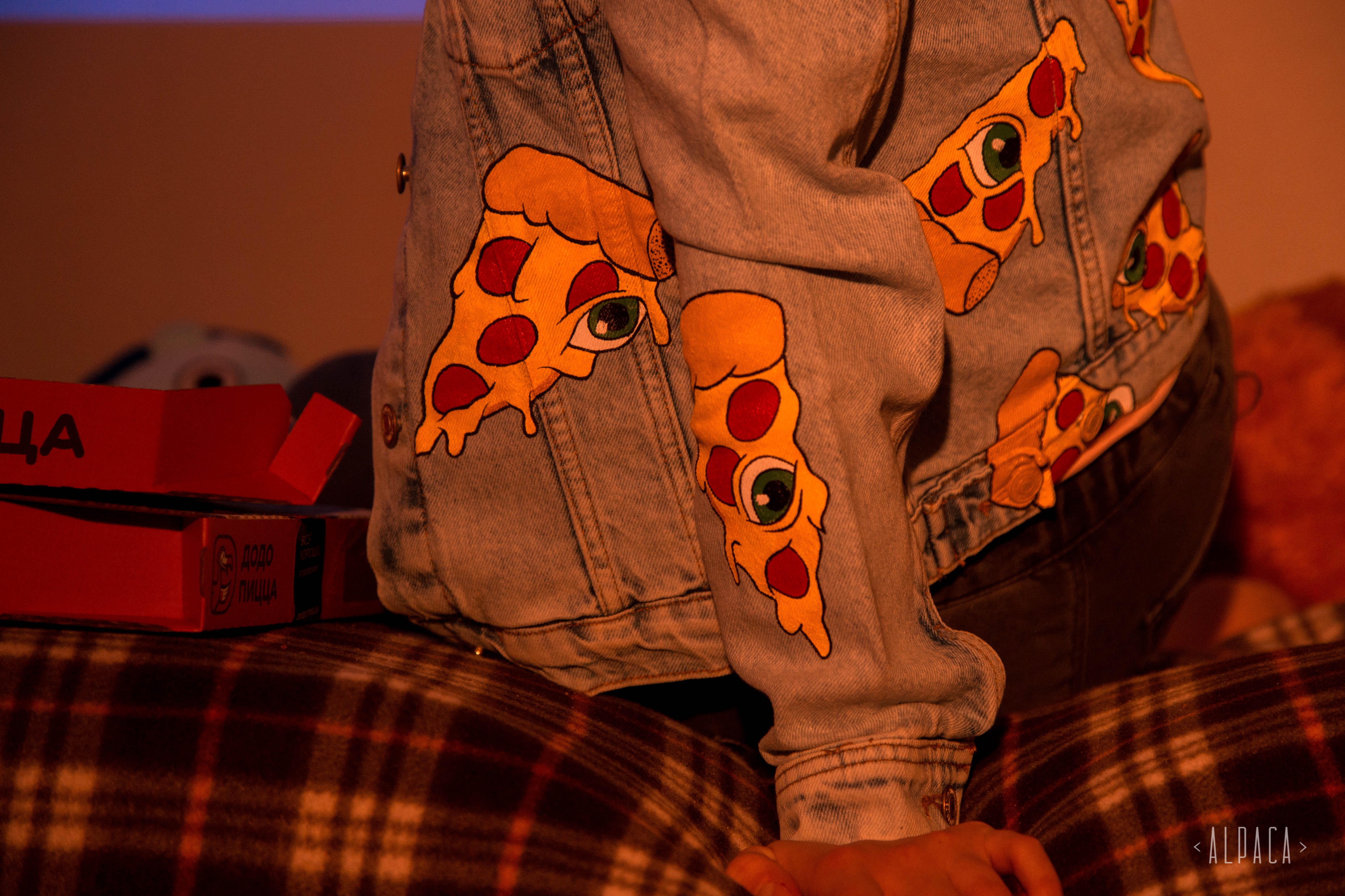Расписанная в ручную джинсовка с пиццей