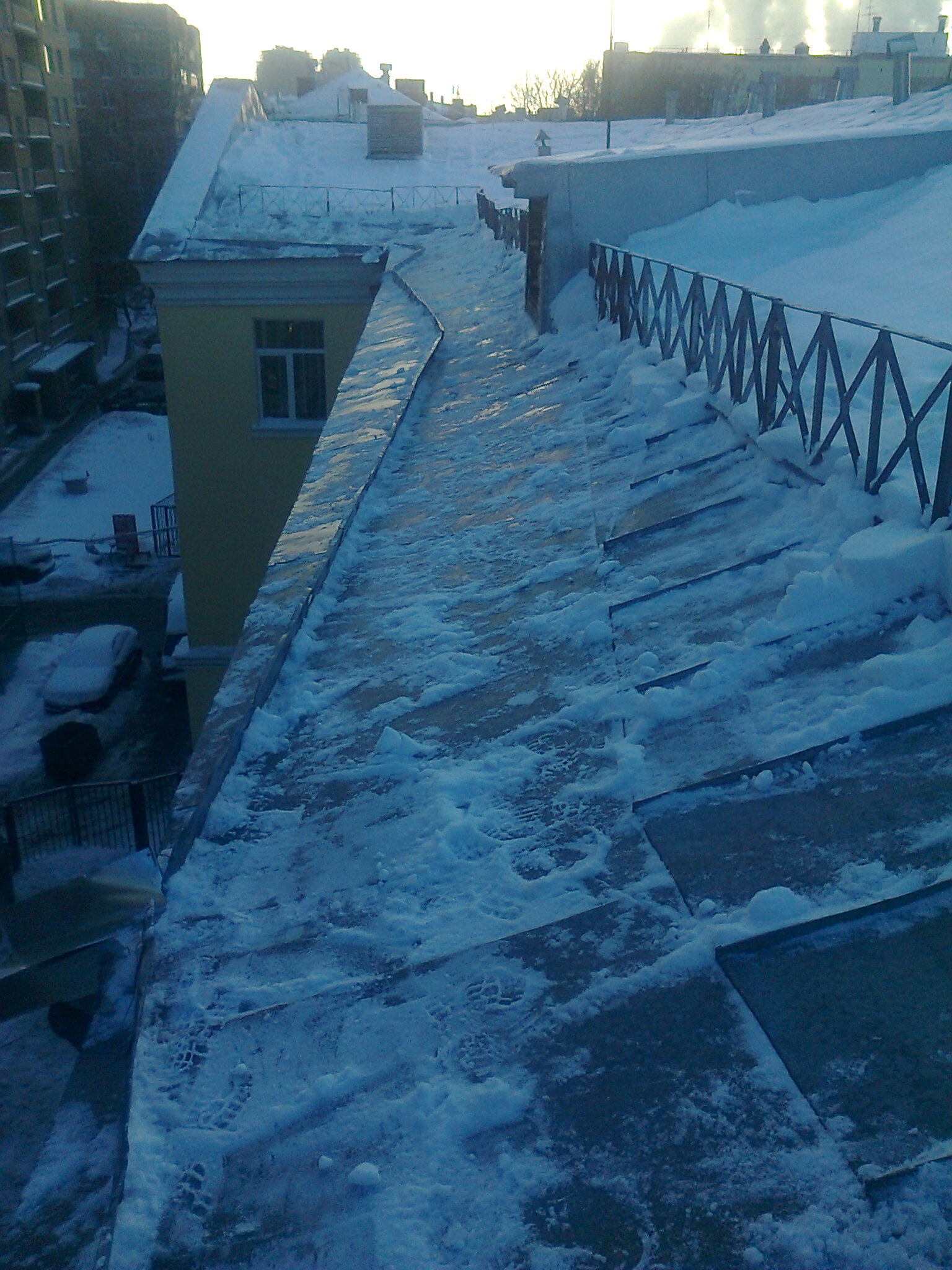 Убрать снег с крыши дома. Уборка снега с крыш. Крыша зимой. Очистка снега с крыши. Снег на крыше.