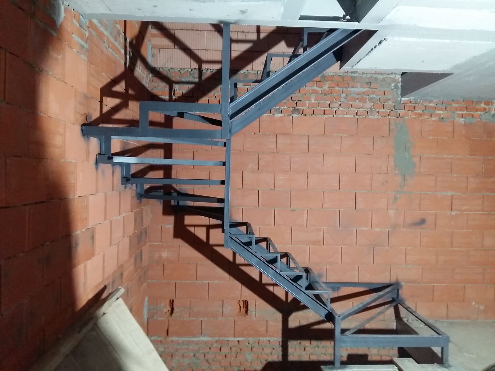 каркас лестницы с поворотом,металлический каркас лестницы с поворотом 180, каркас лестницы, лестница из металла,