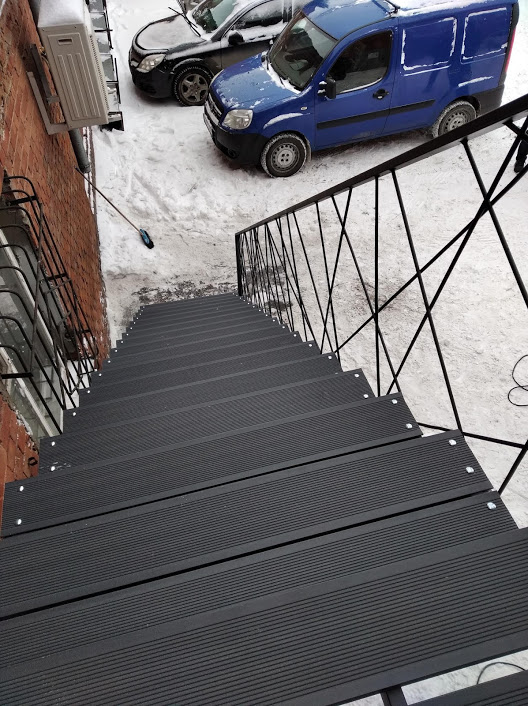 уличная лестница на металлокаркасе