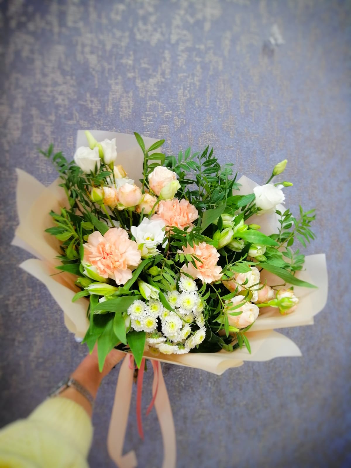 букет цветов - розы, гербера, хризантема кустовая, лилия, гиперикум, робелини