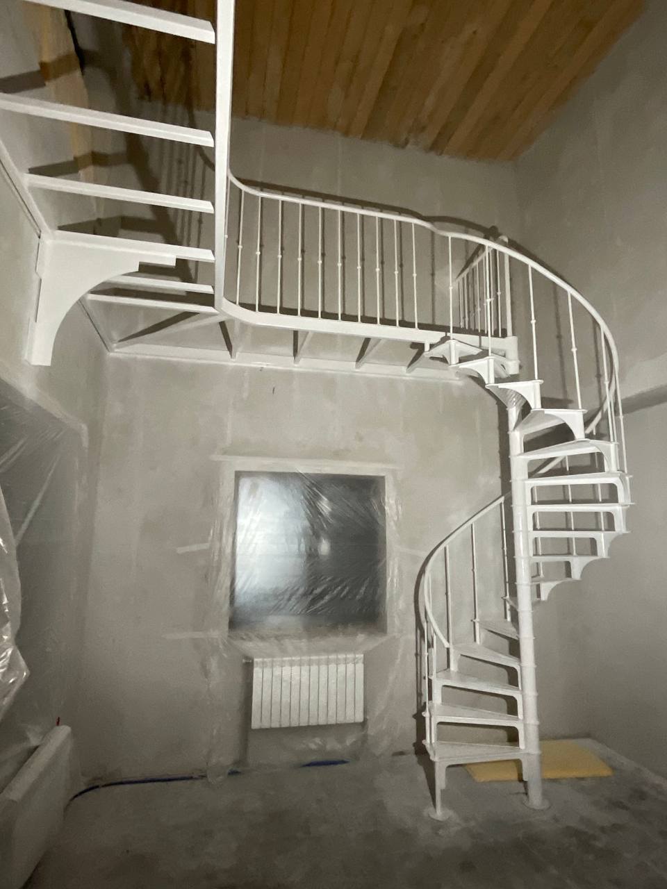 Винтовая лестница и небольшой антресольный этаж
