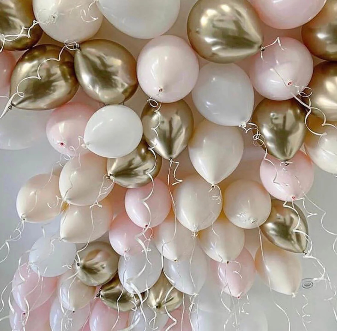 15 шаров на потолок: Белые, персиковые, золотые, розовые 