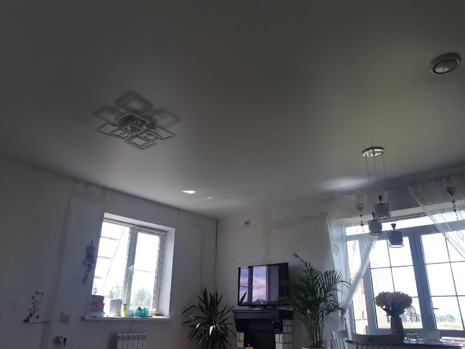 Белый сатиновый потолок зал-кухня Кострома