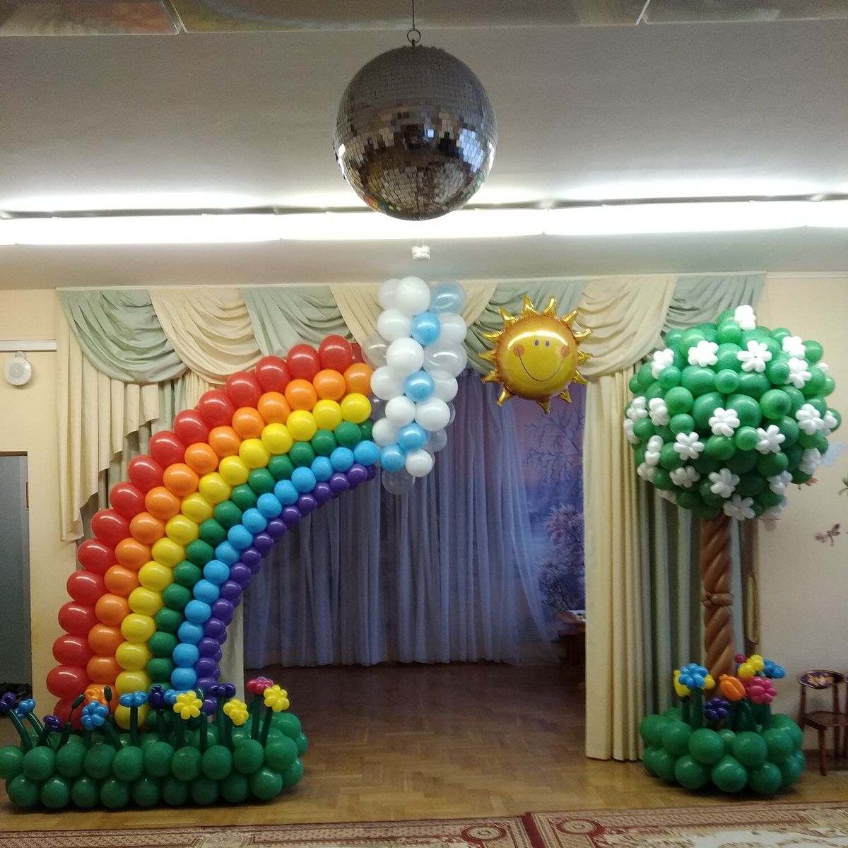 Стильное оформление шарами в детском саду