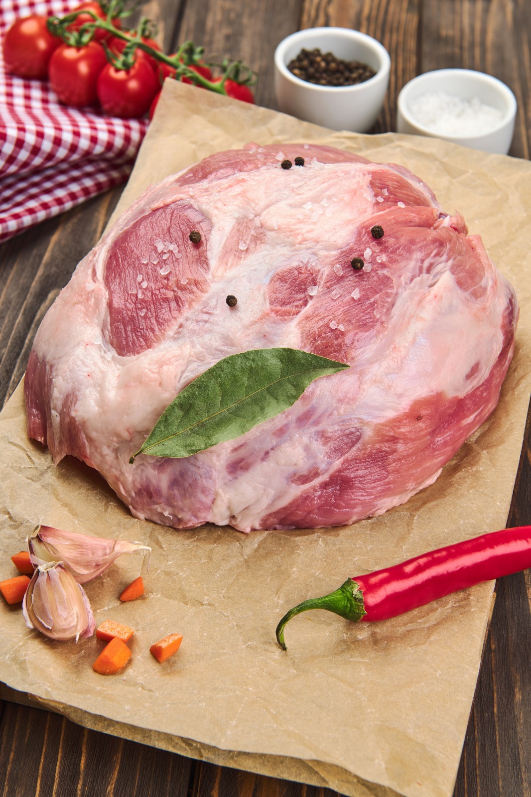 Свиная лопатка — это мясо с той части туши, которая прилегает к плечевому суставу животного. Благодаря очень малому количеству жира простоте в приготовлении свиная лопатка стала одним из самых востребованных видов мяса на рынке.