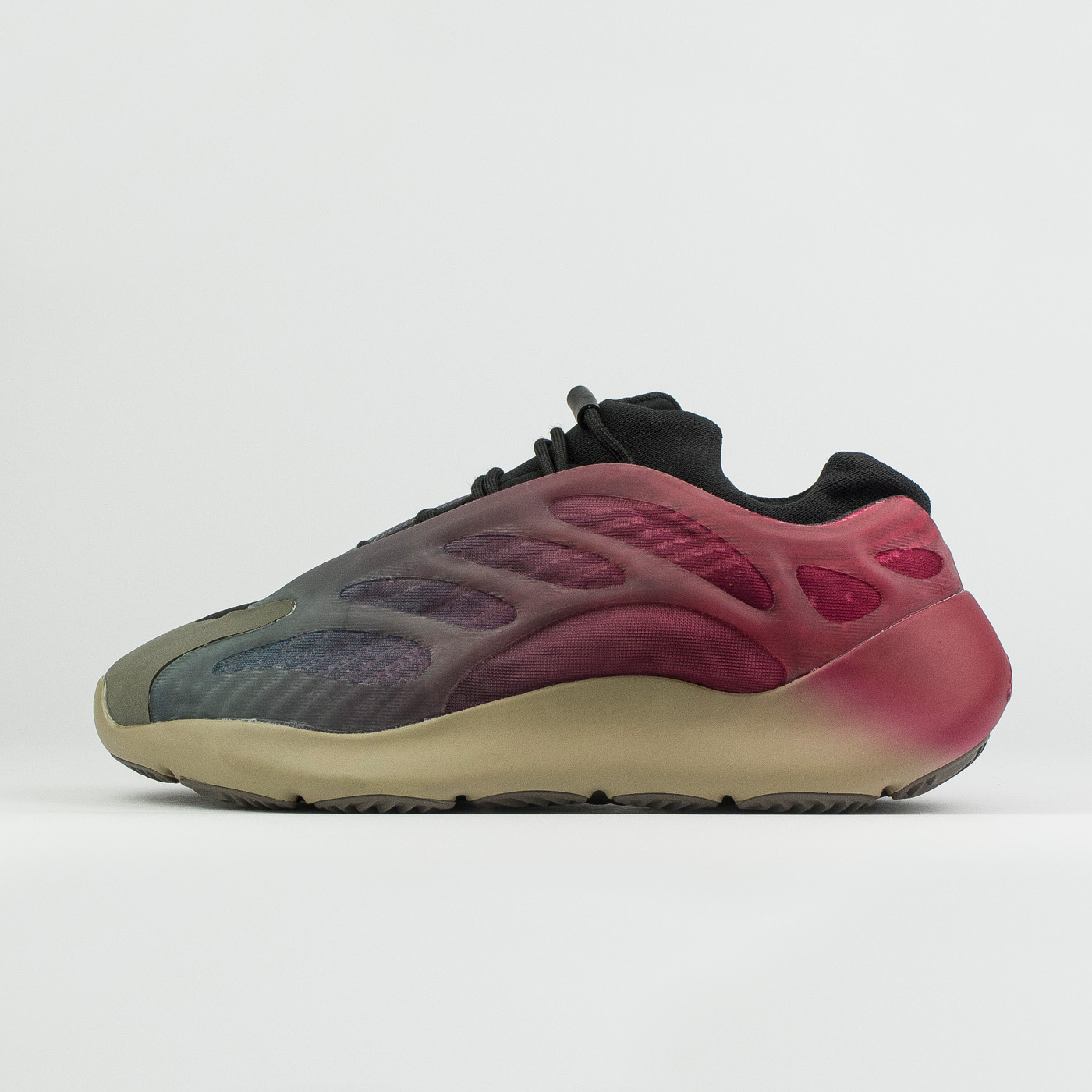 Yeezy Boost 700 v3 Fade Carbon чаще выбирают клиенты