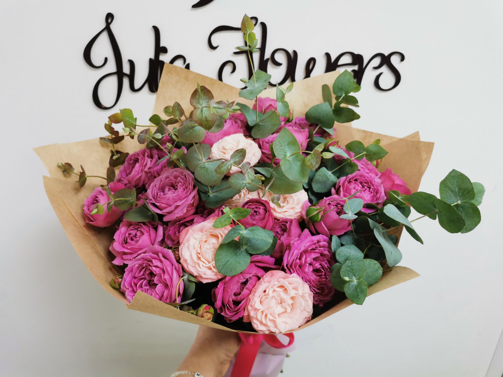 Нежный букетик цветов с розовыми розами в упаковке