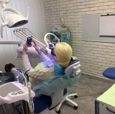 Процесс отбеливания зубов