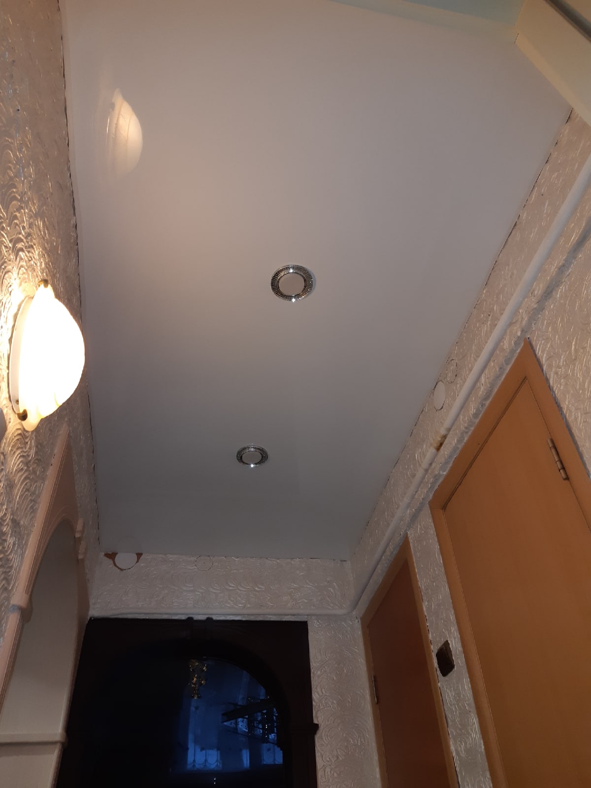 Белый глянцевый натяжной потолок в коридоре фото Кострома