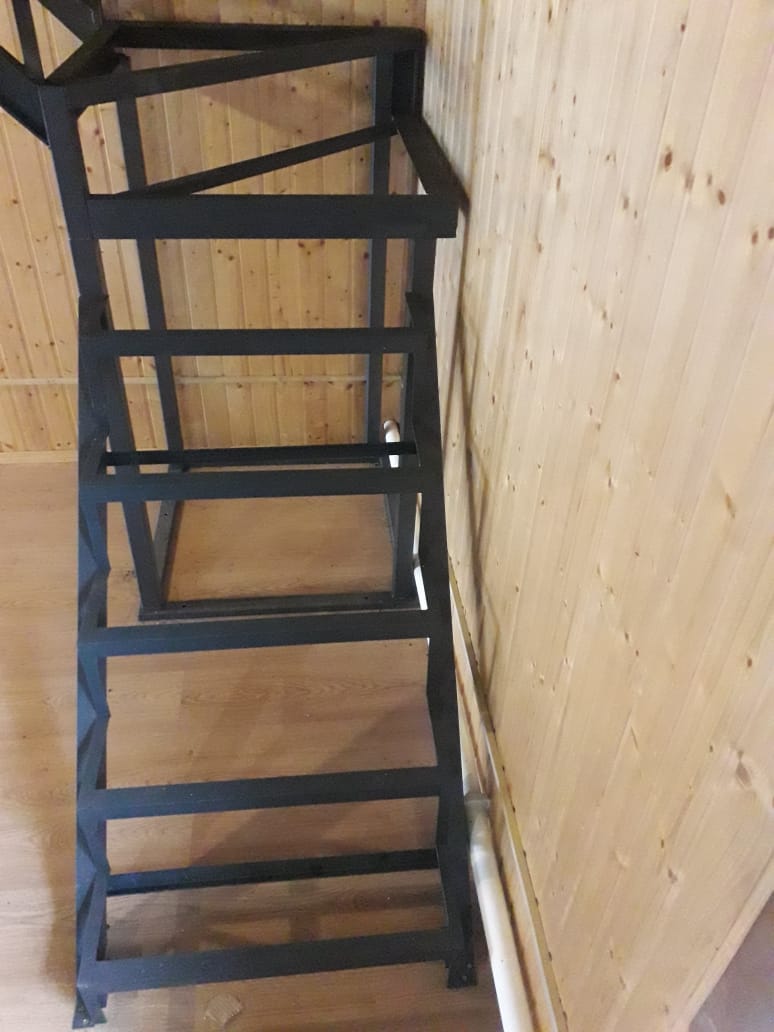 лестница под зашивку в доме из сруба