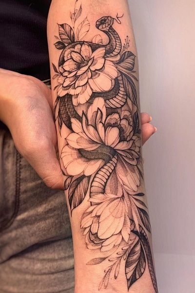 Татуировка змея с цветами  тату салон/студия в новосибирске