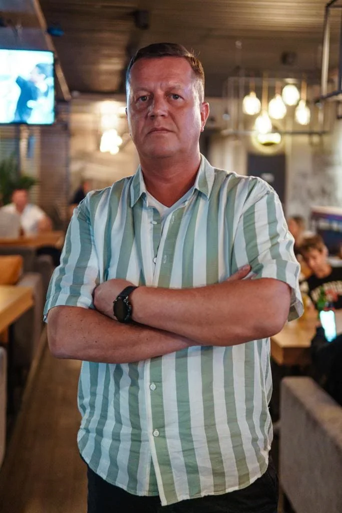 Порно жігіт өзінің мүшесін сорып жатыр, ал оның құрбысы қарап отыр Керемет Анджелина Кастро қынапта қатты соққы алуға дайындалуда