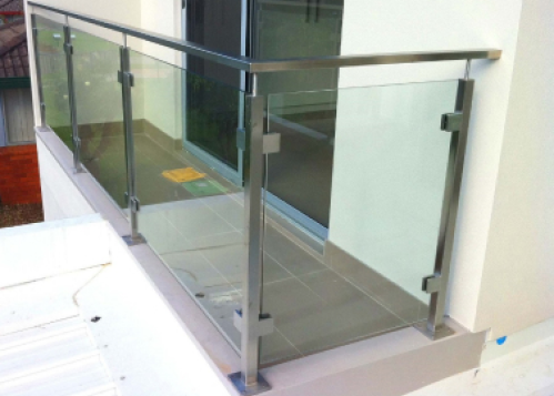 Ограждения со стеклом на стойках из нержавеющей стали и поручнем для балкона