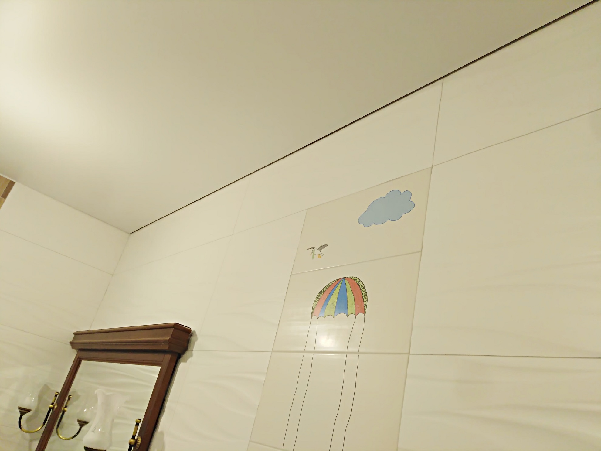 Теневой натяжной потолок в ванной комнате фото Кострома