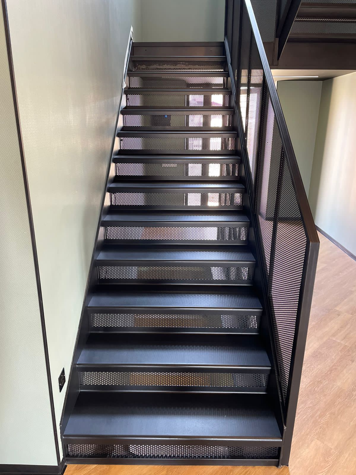 Черная металлическая лестница в стиле loft