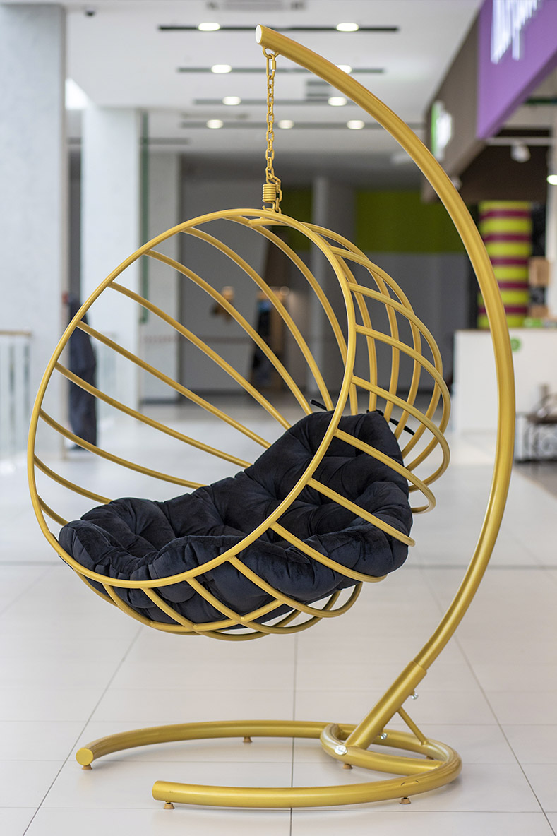 Подвесное кресло Сфера Gold вид профиль цвет золотой с черной подушкой