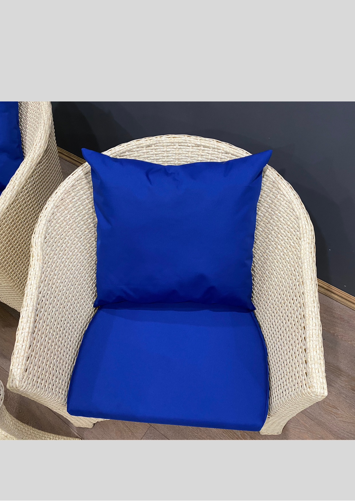 Плетеное кресло Луизиана из искусственного ротанга с синими подушками