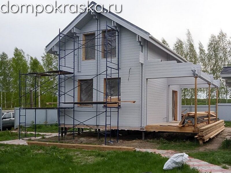 Покраска жилого дома из бруса с лесами или вышкой тура