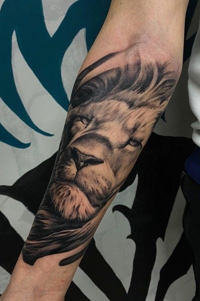 Татуировка льва не предплечии в Новосибирске