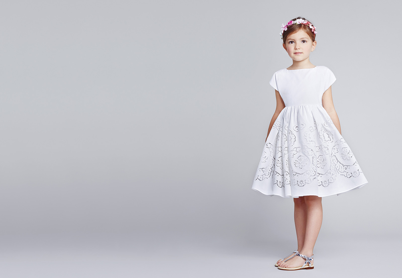 В белом платьице буду тратиться девочка. Платье для девочки. Нарядное платье для девочки. Стильные детские платья. Белое нарядное платье для девочки.