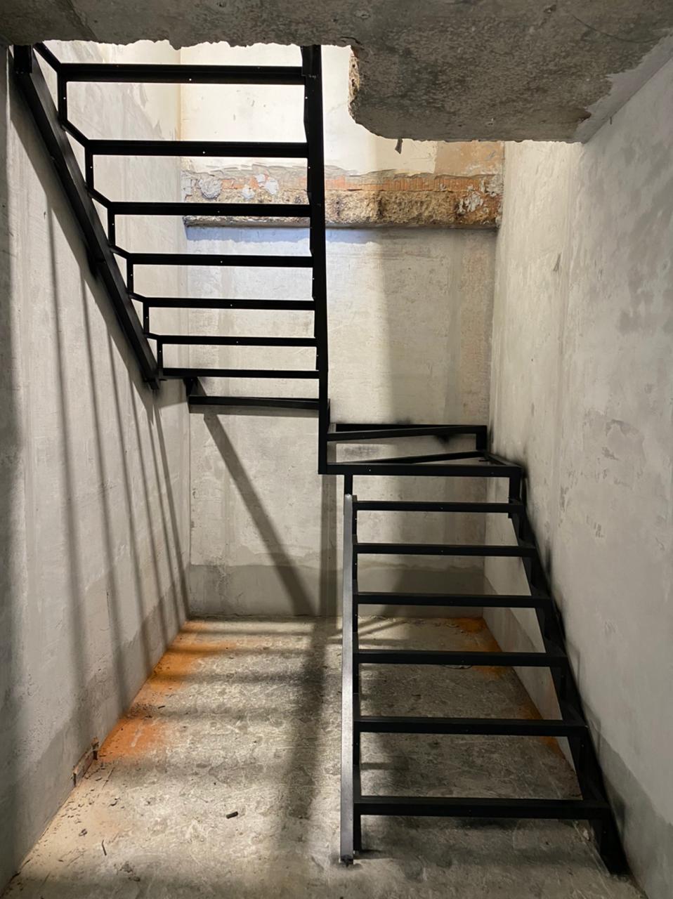 металлический каркас лестницы