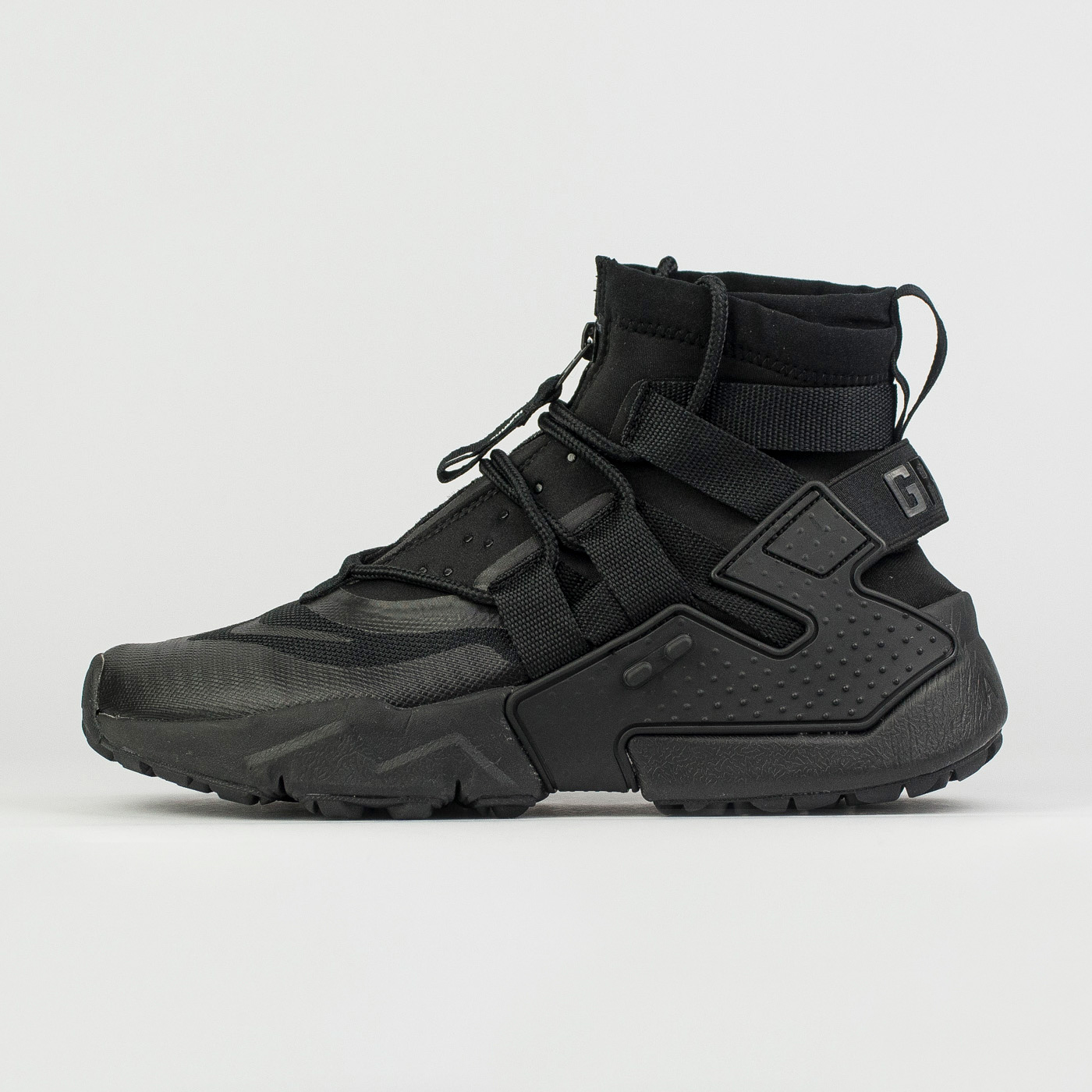 Air Huarache Gripp Triple Black чаще выбирают клиенты