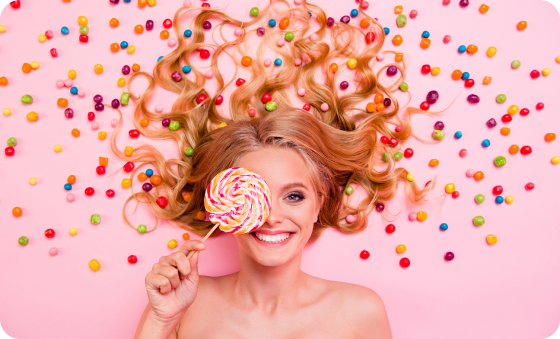 Изображение счастливой девушки с конфетой