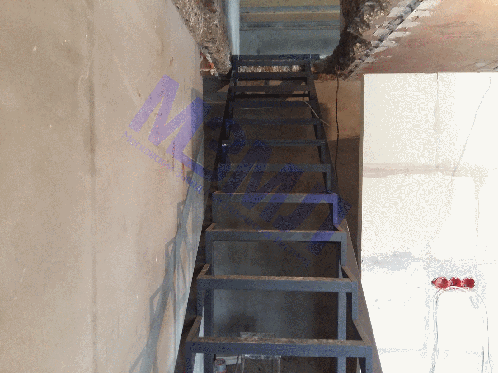 лестница с площадкой, металлическая лестница, металлический каркас под лестницу, 