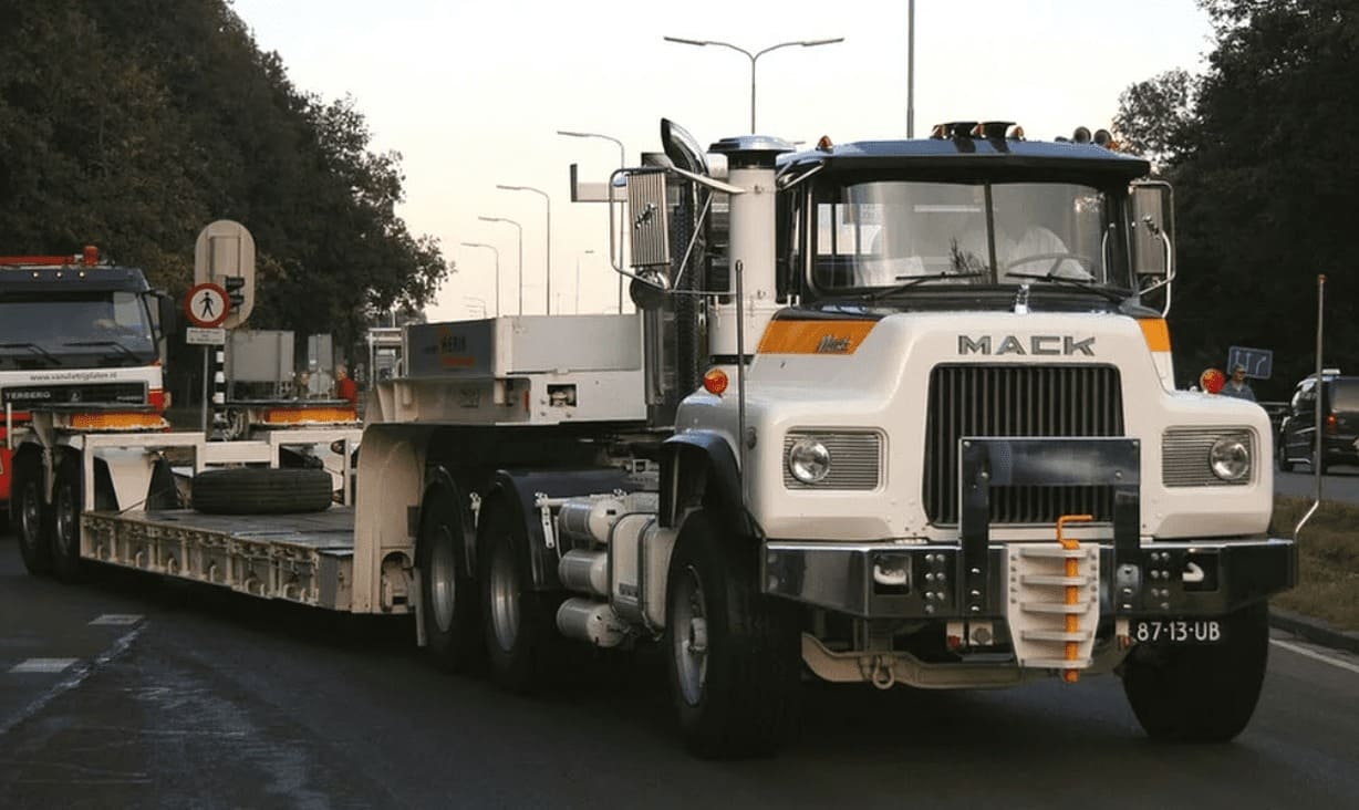 Эвакуатор MACK RS600, тягач, трал