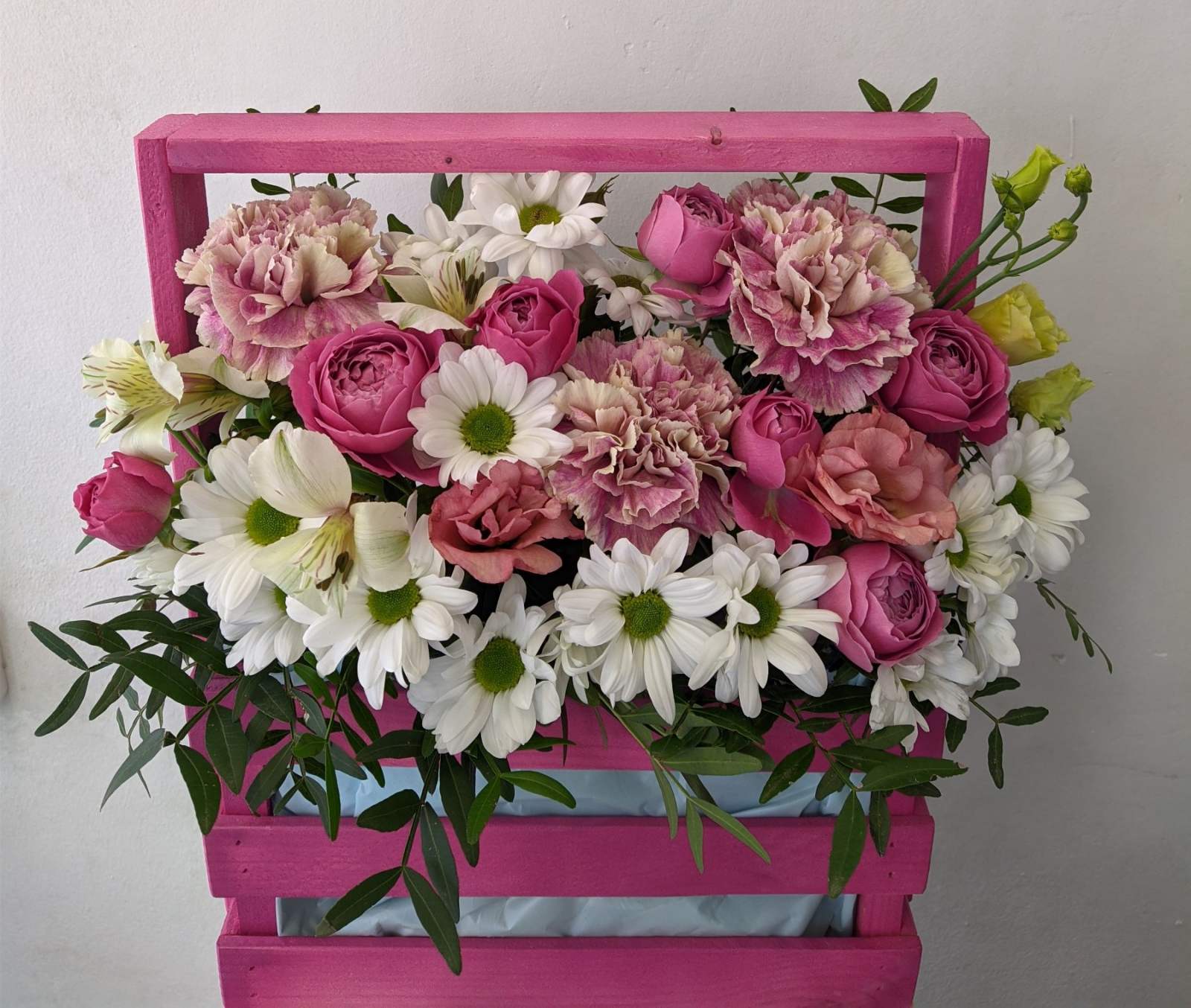 Цветы в розовой корзине