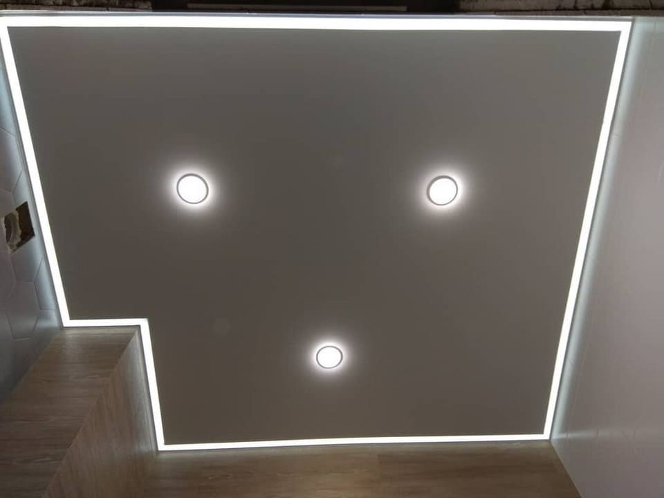 Натяжные потолки с контурной подсветкой