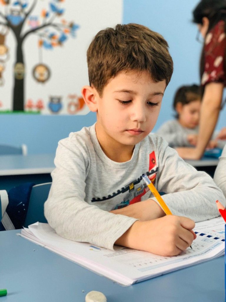 Стоящее занятие. Подготовка к школе. Подготовка ребенка к школе. Подготовка школьников. Школа подготовки к школе.